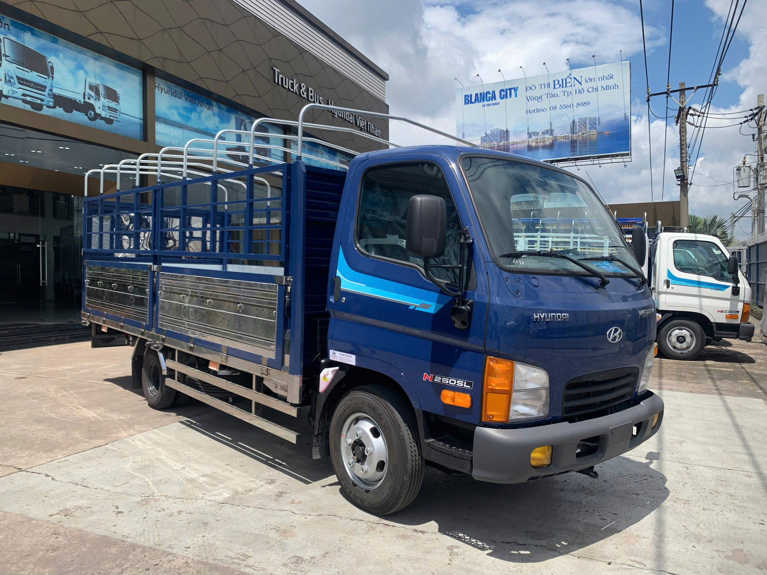  XE 2.5 TẤN HYUNDAI MIGHTY N250SL THÙNG MUI BẠT