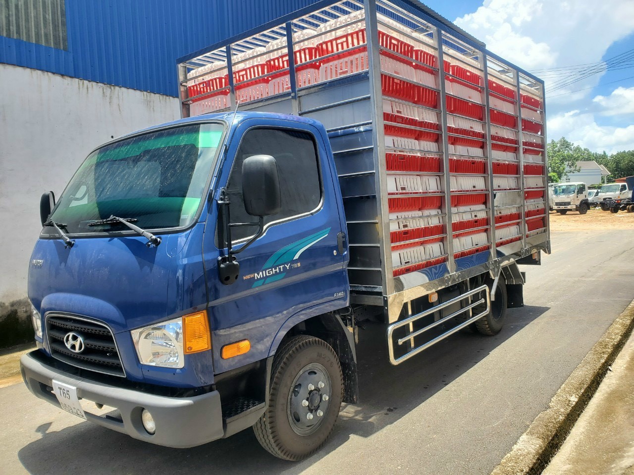 Mighty 75S thùng chở gà 3 tấn
