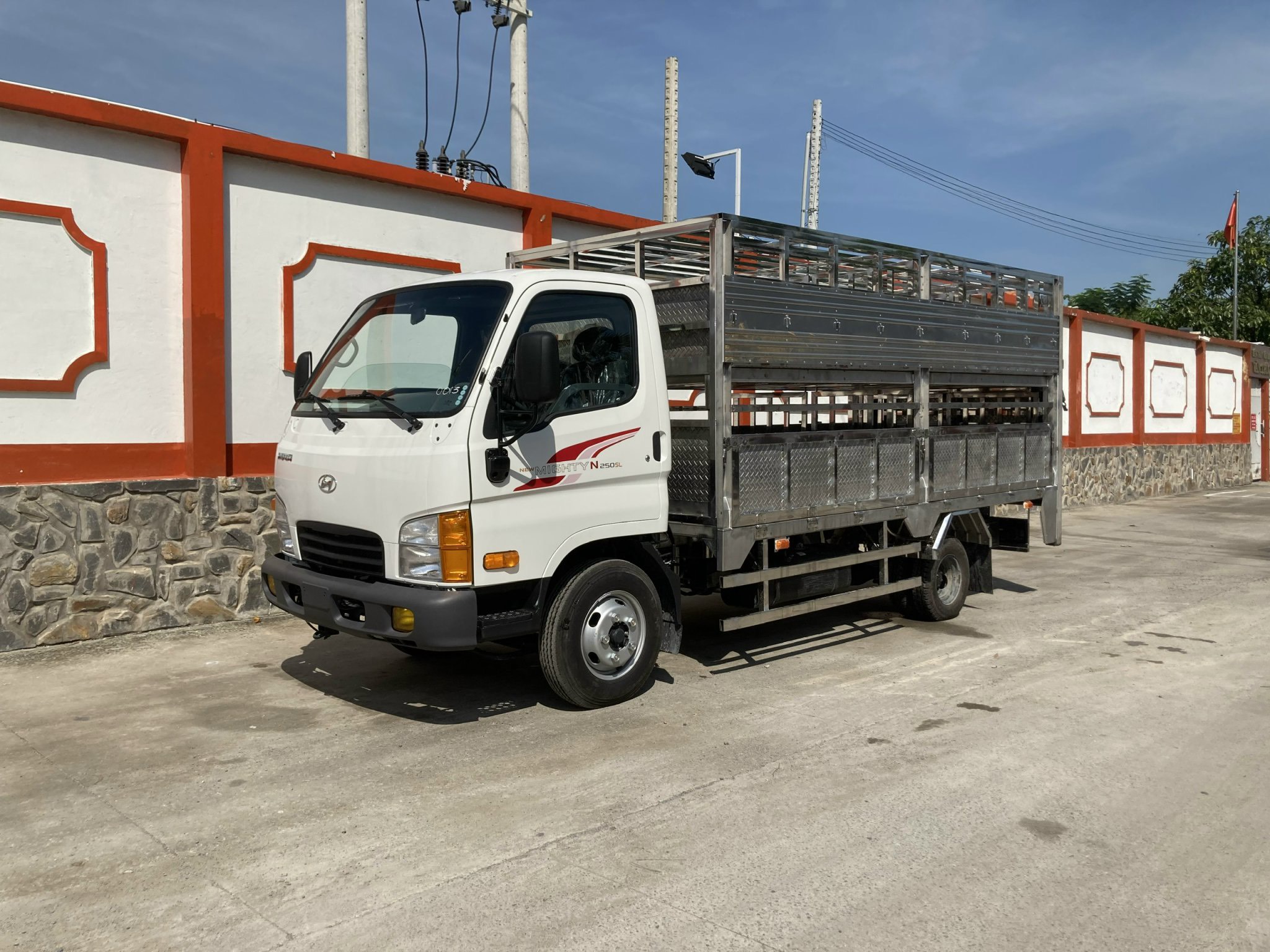 Mighty N250SL thùng chở heo 2 tấn