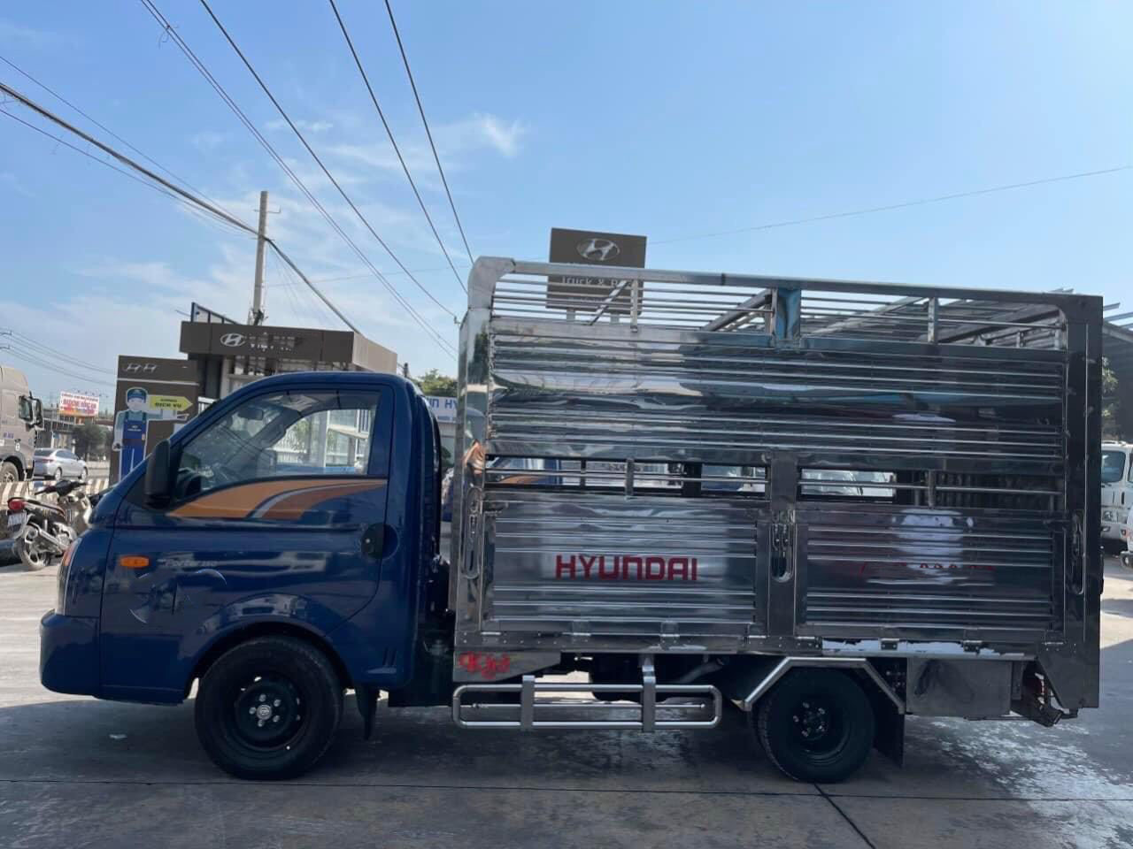 Porter H150 chở heo