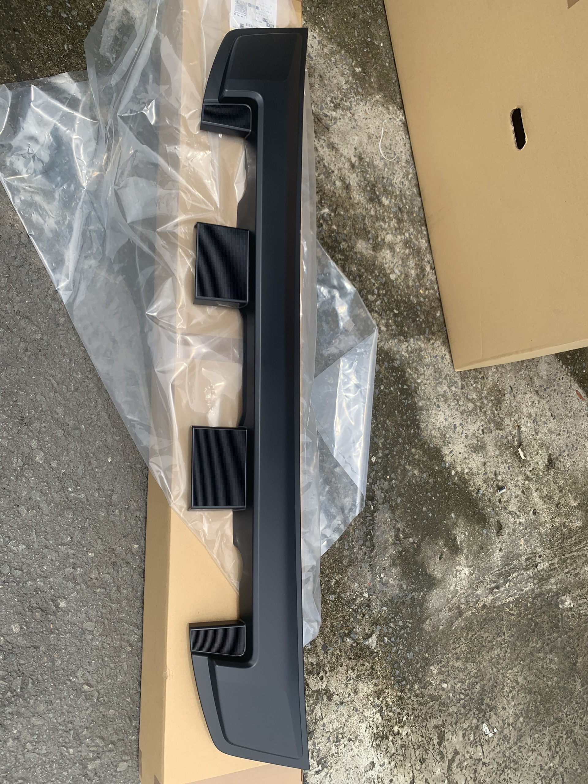  Ốp đen cảng chính giữa xe Hino FG8JP7A