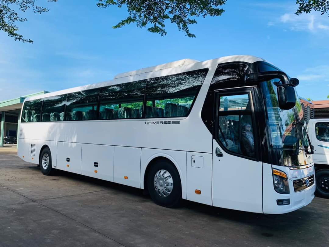 XE UNIVERSE MODERN 2023 47 CHỖ