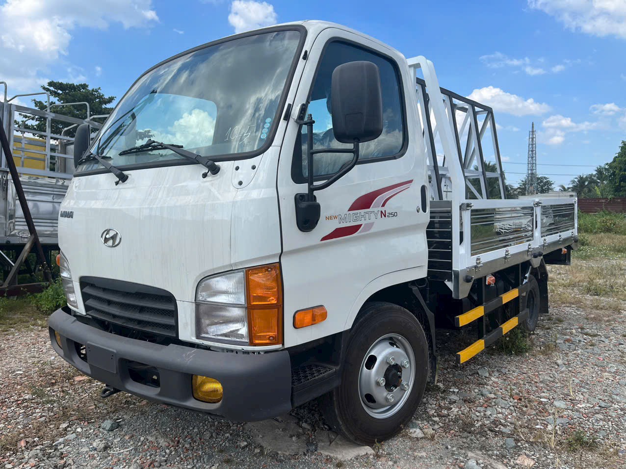  HYUNDAI MIGHTY N250 THÙNG LỬNG CHỞ KÍNH 
