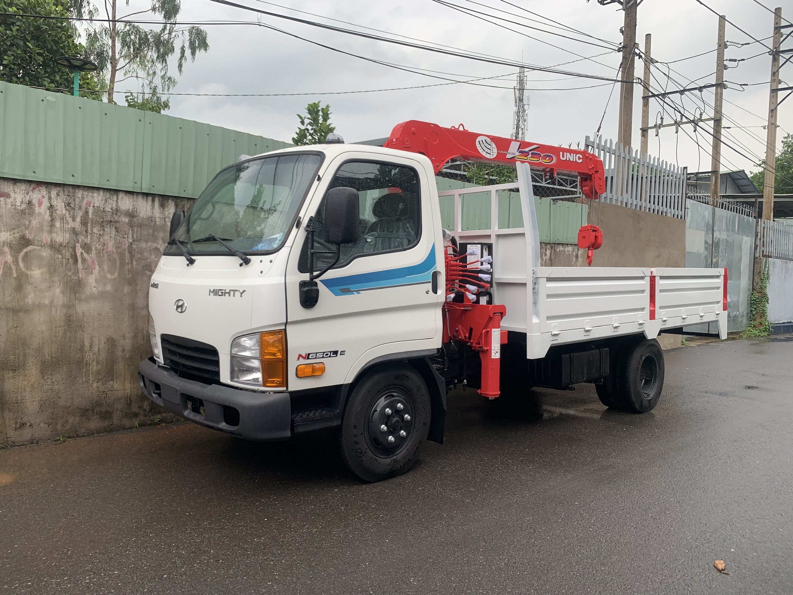 HYUNDAI N650LE GẮN CẨU 2 TẤN