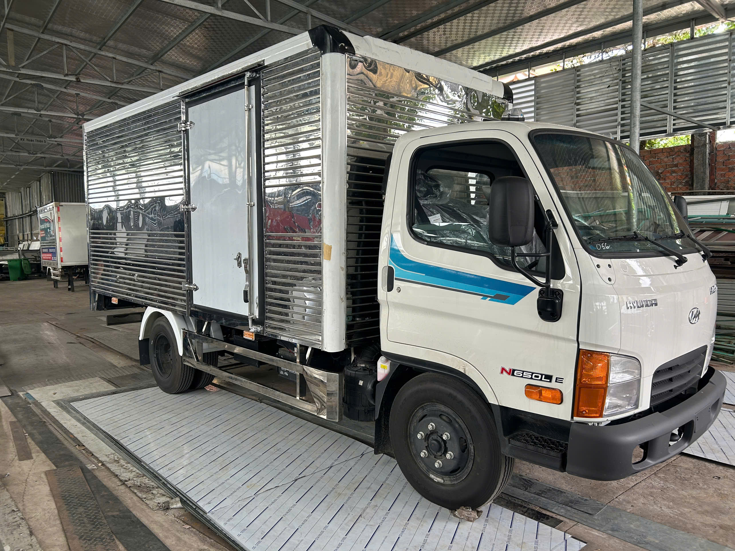 HYUNDAI N650LE 3.5 TẤN THÙNG KÍN INOX